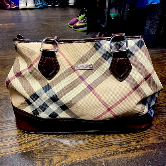 Burberry Handbags - Burberry Purse🔥